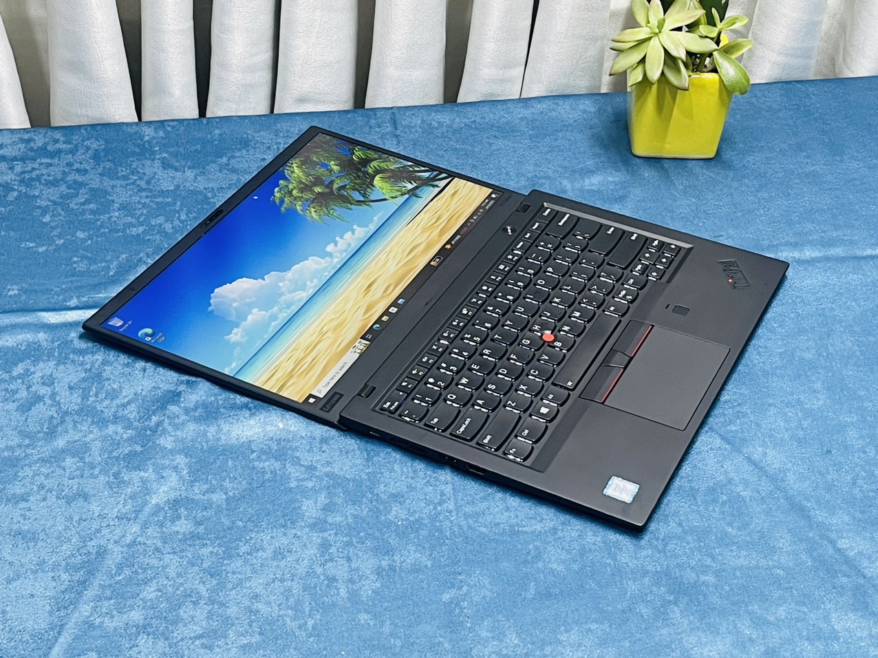 Các dòng laptop mới chính hãng trưng bày tại ITQ Quảng Ngãi.