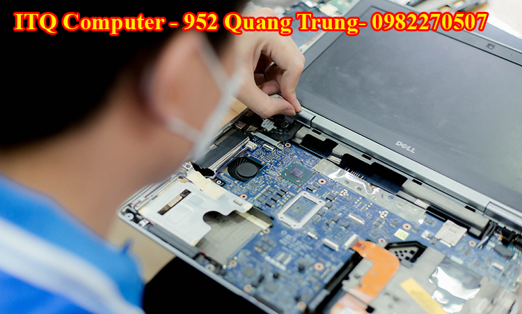 kỹ thuật viên sửa mainboard laptop không lên nguồn tại ITQ Quảng Ngãi