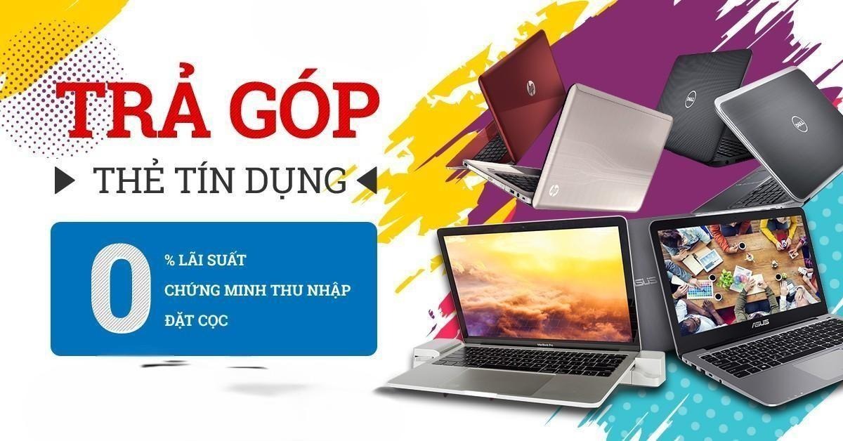 Cửa hàng ITQ Computer ở Quảng Ngãi với khách hàng đang xem laptop cũ trả góp