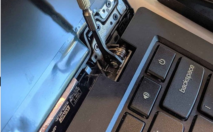 So sánh bản lề laptop trước và sau khi sửa tại ITQ Computer Quảng Ngãi