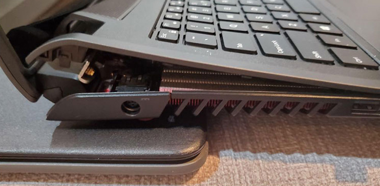 Kỹ thuật viên đang tháo lắp và sửa bản lề laptop tại ITQ Computer Quảng Ngãi