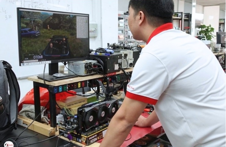 Kỹ thuật viên ITQ kiểm tra phần cứng máy tính trước khi nâng cấp ở Quảng Ngãi